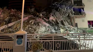 Un bloc de 12 etaje de lângă Miami Beach s-a prăbuşit parţial. Cel puţin o persoană a murit. Nouă oameni, transportaţi la spital