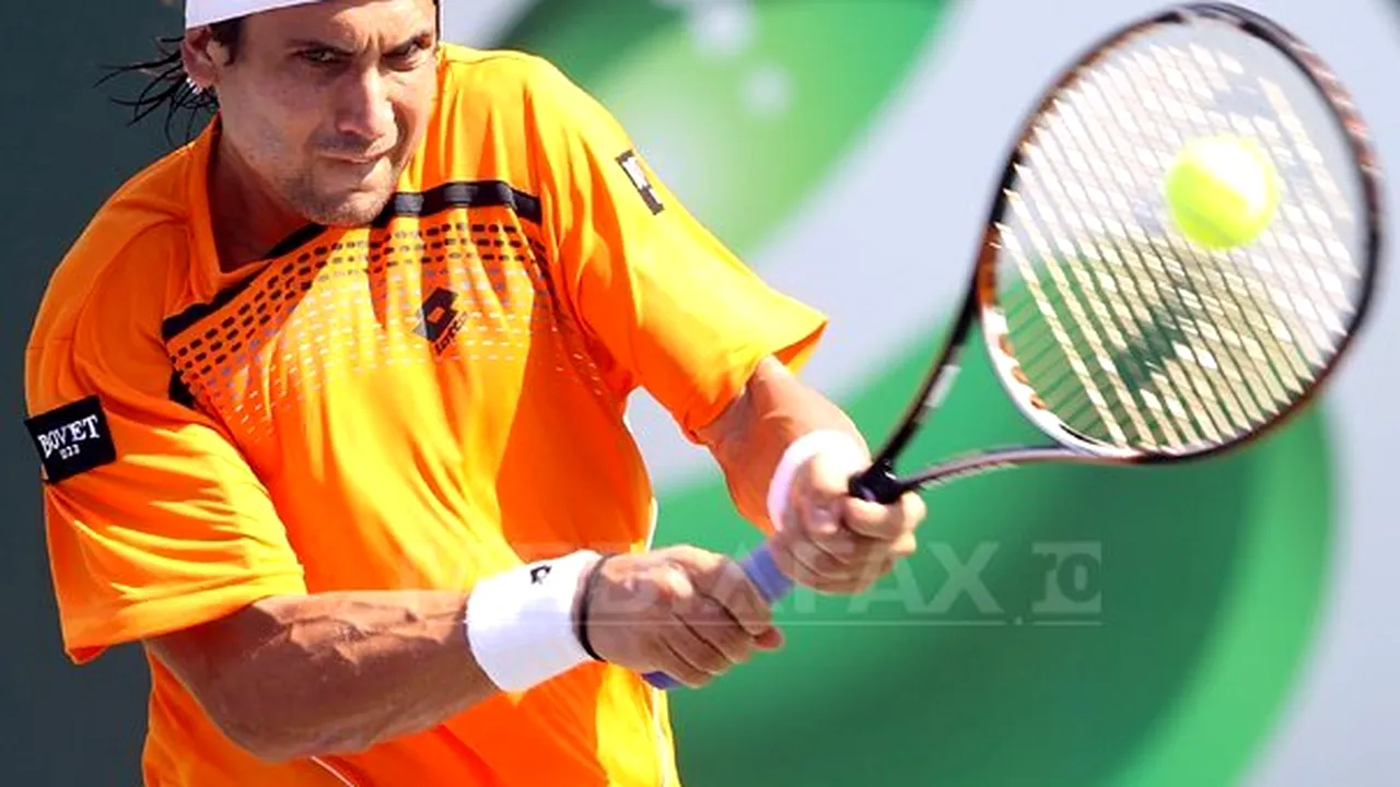 Un jucător de tenis serveşte mingea spre un copil din tribune care plângea prea zgomotos - VIDEO