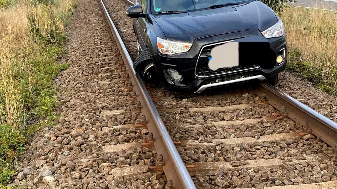 CFR: Un autoturism a derapat şi s-a blocat pe calea ferată. Trafic oprit între Hărman şi Prejmer