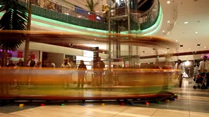 Unul dintre cele mai mari mall-uri din Bucureşti ar putea fi scos la vânzare