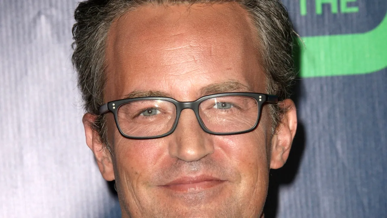 Necrologul lui Matthew Perry: Friends i-au adus faima, dar nu a putut potoli demonii personali