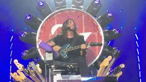 Dave Grohl s-a întors pe scenă şi a cântat stând pe un tron, la aniversarea trupei Foo Fighters - VIDEO