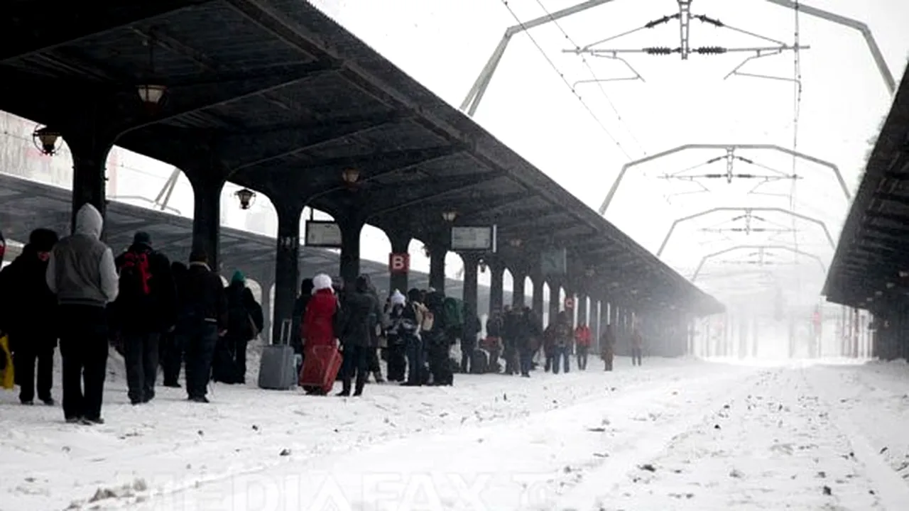 O linie de cale ferată închisă şi 85 de trenuri anulate din cauza zăpezii