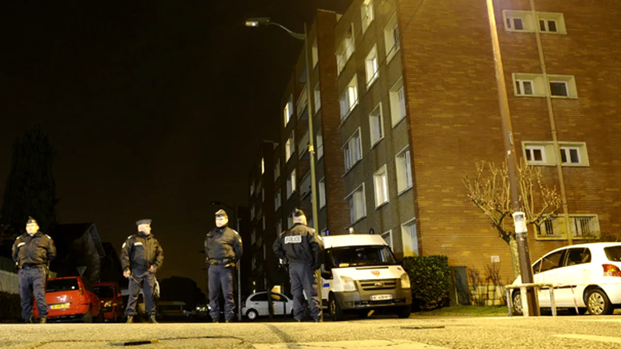 Trei explozii, în apropierea clădirii din Toulouse în care se află presupusul criminal. Poliţiştii pun presiuni pe atacator - VIDEO