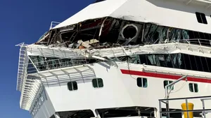 VIDEO | Momentul în care două nave de croazieră se ciocnesc într-un port din Mexic/ Şase persoane au fost rănite uşor