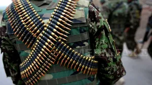 Comandantul aliaţilor în Afganistan: SUA ar trebui să îşi revizuiască planul de retragere a trupelor şi să menţină un număr mai mare de militari după 2016