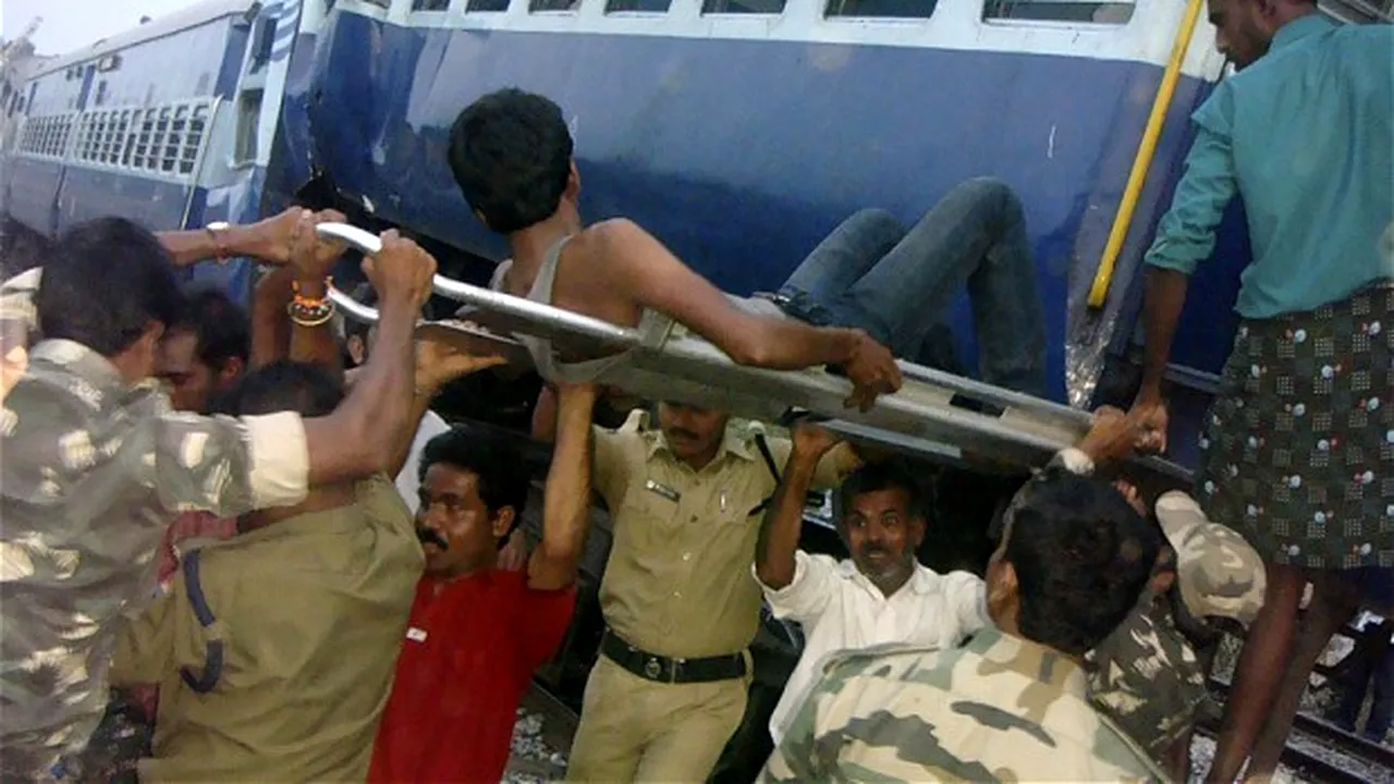 Masacru. Un tren a lovit un grup de oameni care participa la o procesiune religioasă în India- VIDEO 