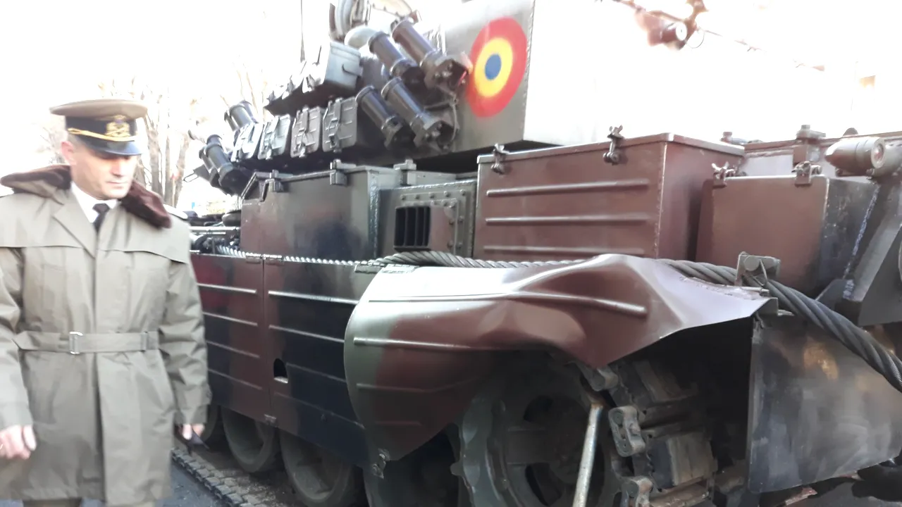 Un tanc s-a defectat în timpul paradei de 1 Decembrie de la Galaţi şi a blocat circulaţia în centru | FOTO