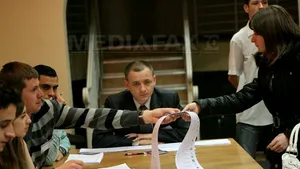 Comuniştii din Moldova au 40,5% după numărarea a 95,4% din voturi. Sute de cetăţeni moldoveni din străinătate au votat pe coli A4