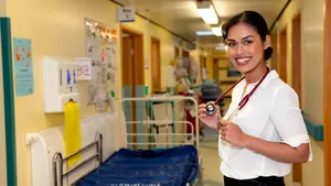 Renunţă la coroană şi intră în lupta împotriva coronavirusului / Miss Anglia se reangajează în spital pentru a ajuta bolnavii 