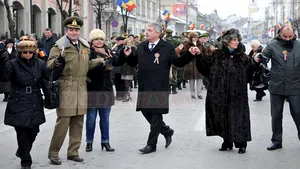 „Hora Unirii” – în paşi de dans, între un simbol naţional şi o formă fără fond