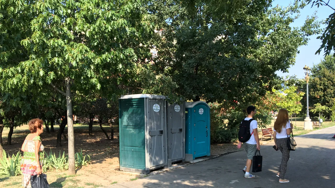Bucureşti 2016: O toaletă publică la 3.000 de locuitori. O treime dintre cabinele WC din Capitală sunt vandalizate, altele,  furate cu totul
