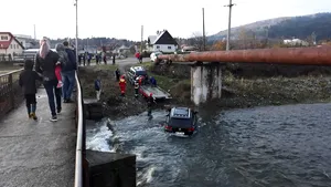 O maşină a rămas blocată într-un râu din Argeş după ce şoferul a băgat-o în apă ca să o spele. Incidentul a afectat şi activitatea unei hidrocentrale