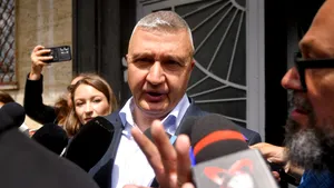 Șeful Armatei, Gheorghiță Vlad, pus oficial sub acuzare de DNA, în dosarul angajărilor pe prietenii din MApN. Gheorghiță a intervenit pentru fiica fostului secretar CSAT, Mihai Șomordolea, și el acuzat de DNA. Gheorghiță, picat pe telefoanele lui Șomordolea