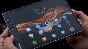 Chinezii de la Royole au lansat un smartphone pliabil de 1.500 de dolari