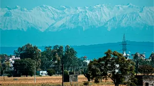 Hai să privim şi partea plină a paharului! Munţii Himalaya, vizibili în India pentru prima dată în 30 de ani | FOTO