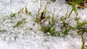 Alertă meteo în vestul țării: furtună severă cu grindină de 2-4 centimetri