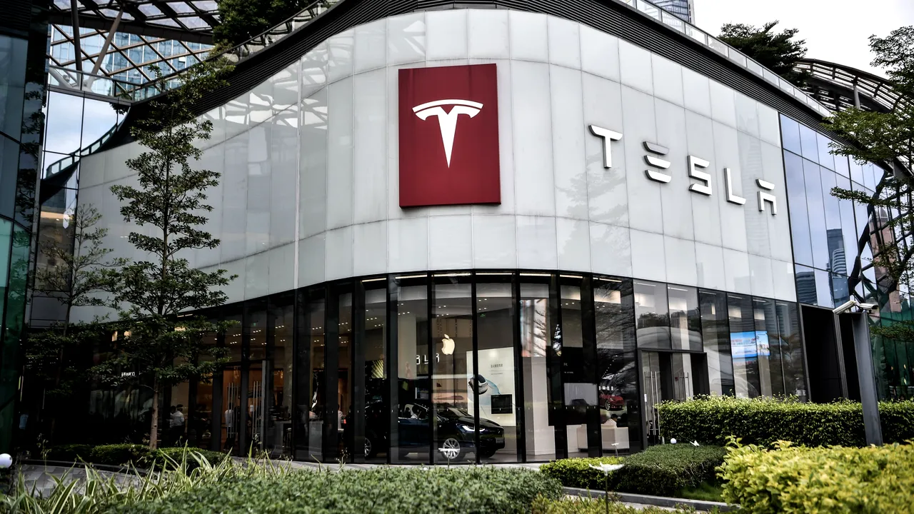 Tesla lansează accesorii pentru smartphone. Noile gadgeturi de la gigantul condus de Elon Musk