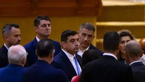 Moțiune AUR împotriva Guvernului: Piromanii care au dat foc țării vin să ceară bani pentru extinctor