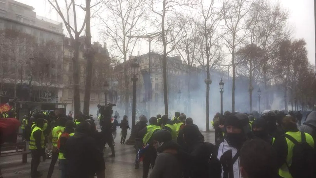 Noi manifestaţii în Franţa: Zeci de mii de persoane protestează la îndemnul mişcării „Vestele galbene”
