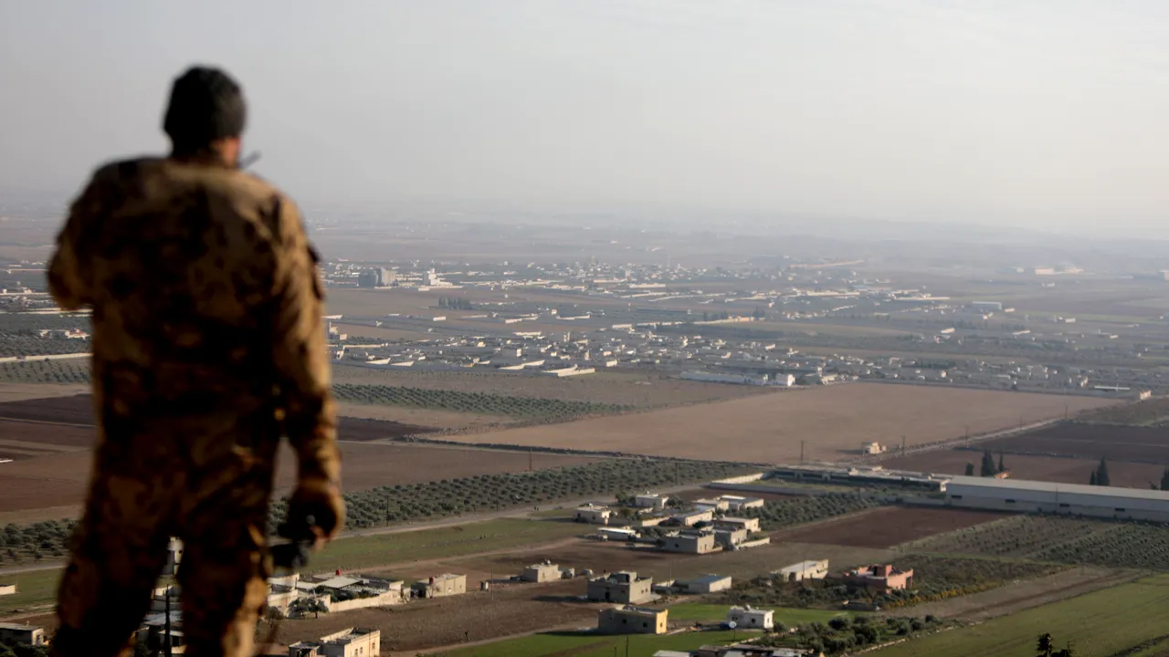 Refugiaţii se întorc în Siria după numirea unui prim-ministru interimar