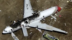 Noi imagini de la accidentul Asiana de la San Francisco. Pompierii ştiau de adolescenta lovită de camion în apropierea aeronavei - VIDEO