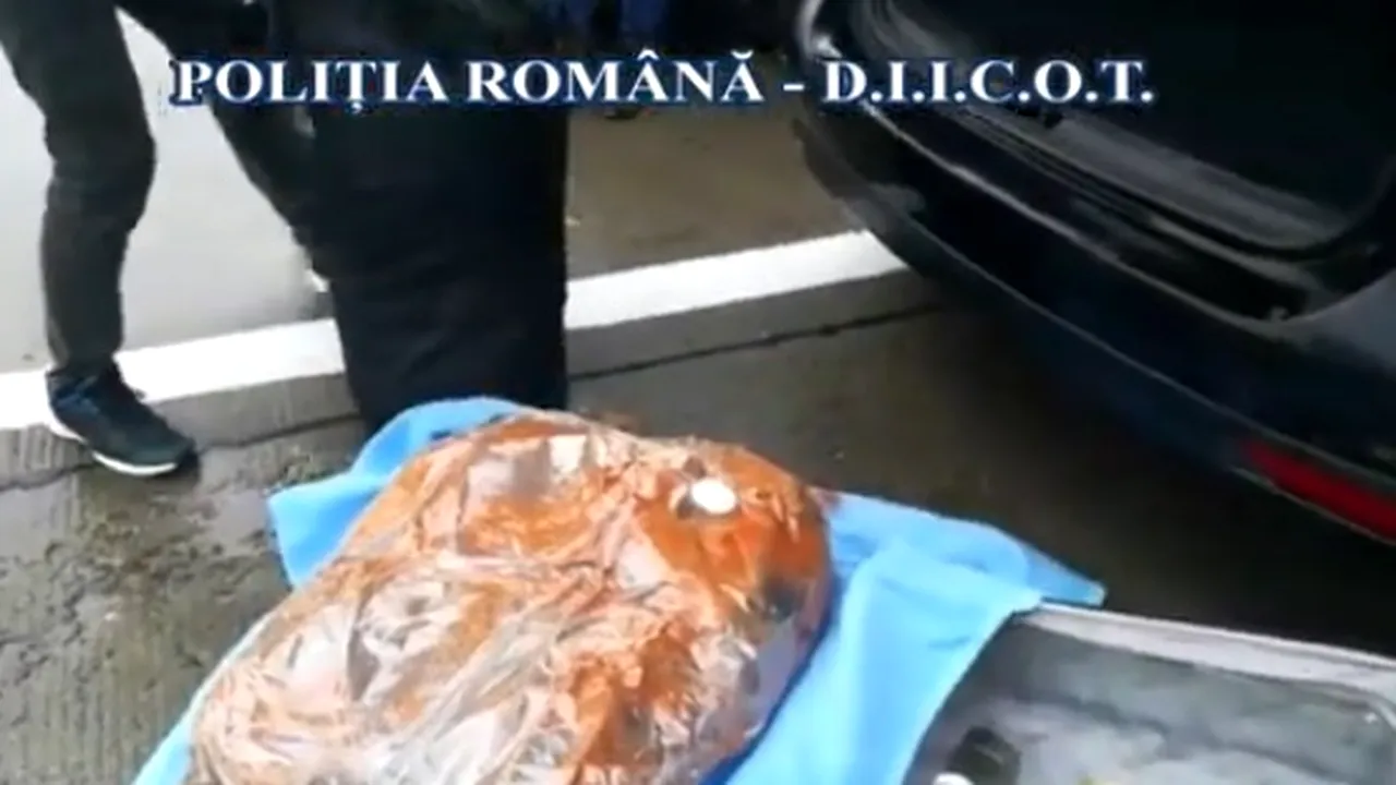 VIDEO | Doi tineri, prinşi cu un troler plin cu cannabis în maşină. Descoperirea poliţiei