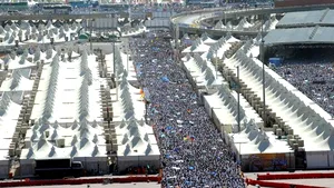 IMAGINI IMPRESIONANTE: Mii de oameni, adunaţi într-un loc pentru a ucide Diavolul cu pietre - FOTO