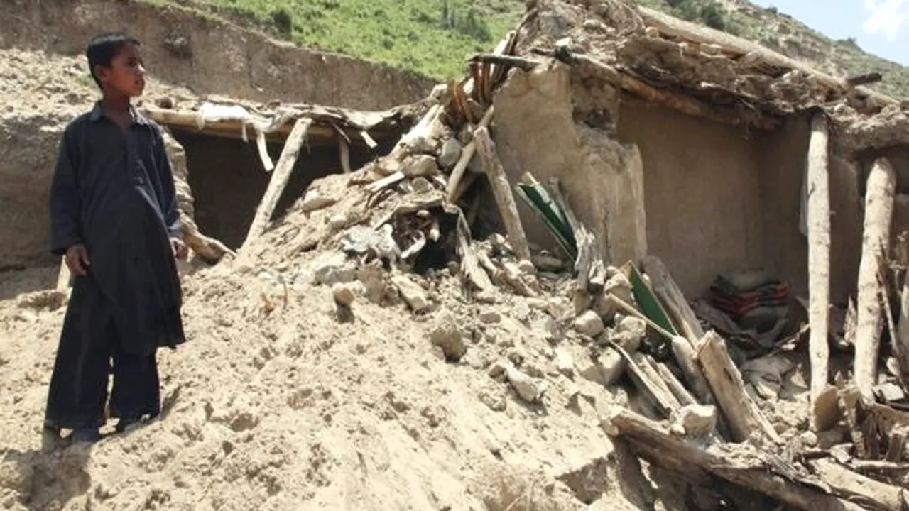 CUTREMURUL din Afganistan şi Pakistan: Bilanţul a ajuns la 360 de morţi 