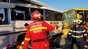 ACCIDENT grav în Satu-Mare. DOUĂ autobuze de transport persoane s-au ciocnit. UPDATE: 12 persoane sunt la spital, trei în stare gravă