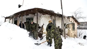 SITUAŢIA ÎN ŢARĂ: Ajutoare pentru persoanele afectate de zăpadă. Sute de locuinţe, deszăpezite de jandarmi, pompieri, militari şi poliţişti - INFORMAŢII ÎN TIMP REAL