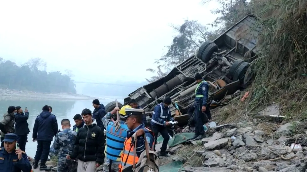 Tragedie pe șoselele din Nepal. Un autobuz s-a prăbușit într-o râpă. 19 persoane și-au pierdut viața