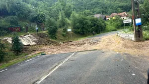 Circulație blocată pe un drum din Alba în urma viiturilor. ANM a emis Cod portocaliu de furtuni