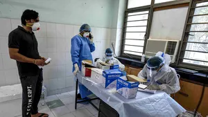 De ce COVID-19 îi ucide pe unii şi îi “iartă” pe alţii? Ai una dintre aceste caracteristici care duc la complicaţii grave?