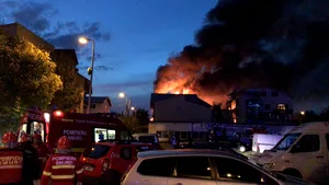 FOTO, VIDEO | Incendiu puternic la un cămin de bătrâni din Capitală, în urma căruia o persoană a murit/ UPDATE: Clădirea nu avea aviz ISU. Focul a fost stins după aproximativ şapte ore 