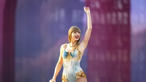 Taylor Swift o depăşeşte pe Rihanna şi devine cea mai bogată cântăreaţă din lume