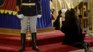 Mii de oameni au venit să aducă un ultim omagiu Regelui Mihai, la Palatul Regal. Printre ei, fostul principe Nicolae - FOTO, VIDEO