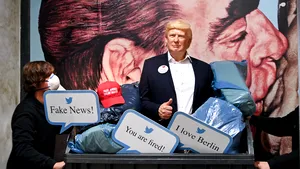 Donald Trump a fost scos în tomberon...de la Madame Tussauds din Berlin. Măsura a fost luată preventiv de conducerea muzeului, înaintea alegerilor din Statele Unite
