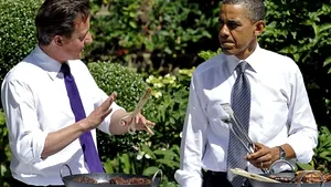 Obama şi Cameron servind cârnaţi militarilor la o petrecere cu grătar - GALERIE FOTO, VIDEO
