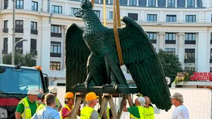 Un simbol dispărut al Bucureștiului se întoarce după 82 de ani. Vulturul și grifonii, montați pe Palatul Universității