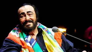Duete ale lui Pavarotti cu artişti precum Sting, Bono şi James Brown, lansate în premieră | VIDEO