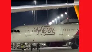 Doi români au fugit pe pistă la Köln ca să oprească un avion Wizz Air