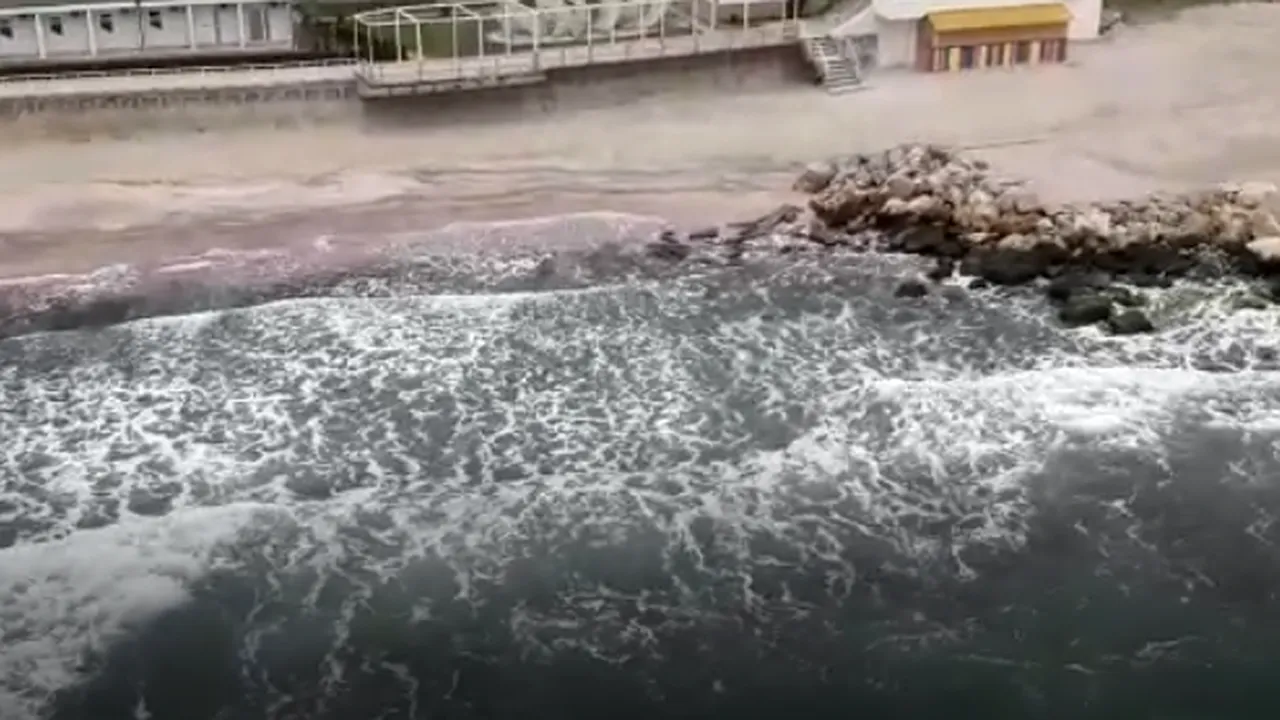 Operaţiunea de amploare de pe LITORAL. Glume savuroase pe seama pachetelor cu COCAINĂ aduse de valuri: Plajele Eforie se vor numi EUFORIE/ Apele de coastă sunt patrulate de elicoptere