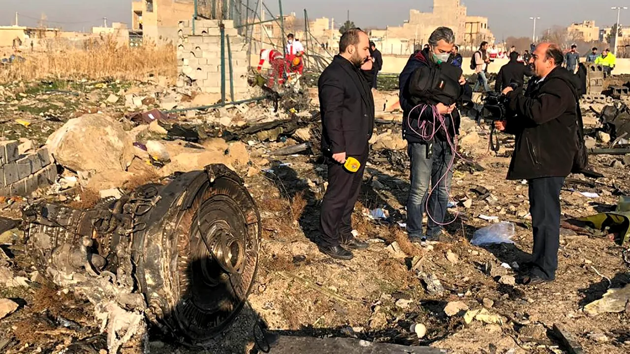 Raport iniţial al oficialilor iranieni: Avionul Boeing ar fi luat foc înainte să se prăbuşească. Piloţii au încercat să se întoarcă pe aeroportul din Teheran