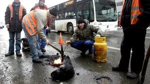 Gropile din carosabil vor fi astupate începând de marţi, 24 de ore din 24