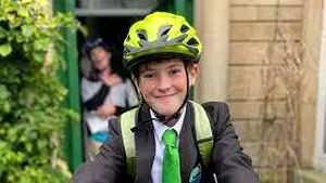 Barnaby, un copil de 12 ani, este considerat mai deştept decât Einstein. A fost inclus în „clubul creierelor” cu un scor uriaş

