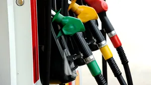 Preţul pe litrul de benzină, mai ieftin cu 10% decât în primele luni din 2015 