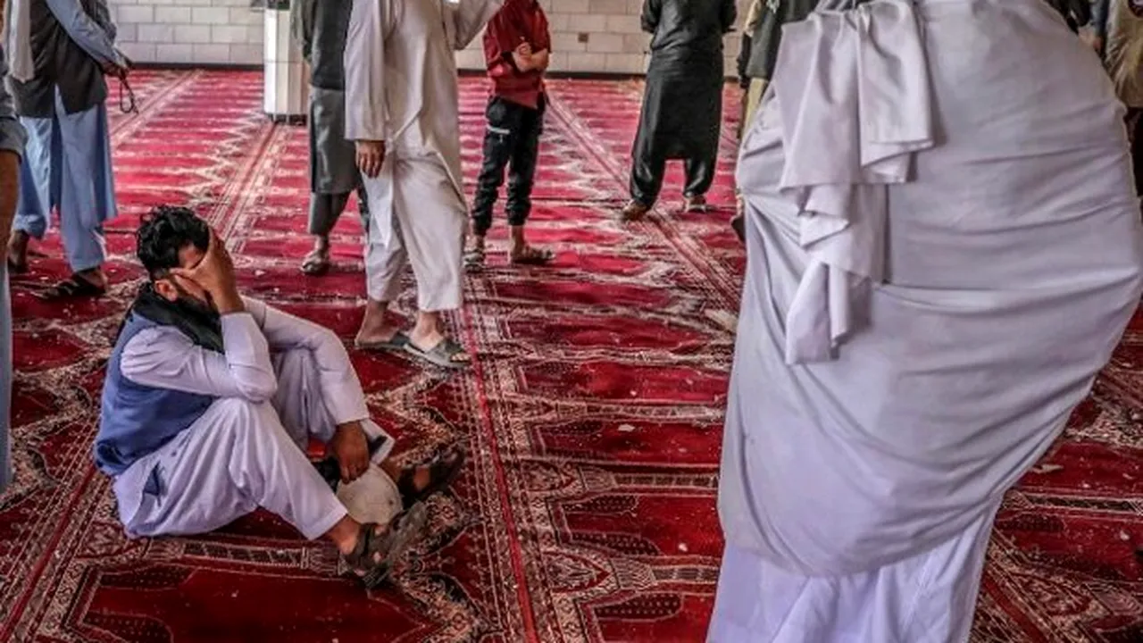 Cel puţin 12 oameni au murit în urma unui atac asupra unei moschei din Kabul. La Doha au fost reluate negocierile dintre talibani şi guvernul afgan