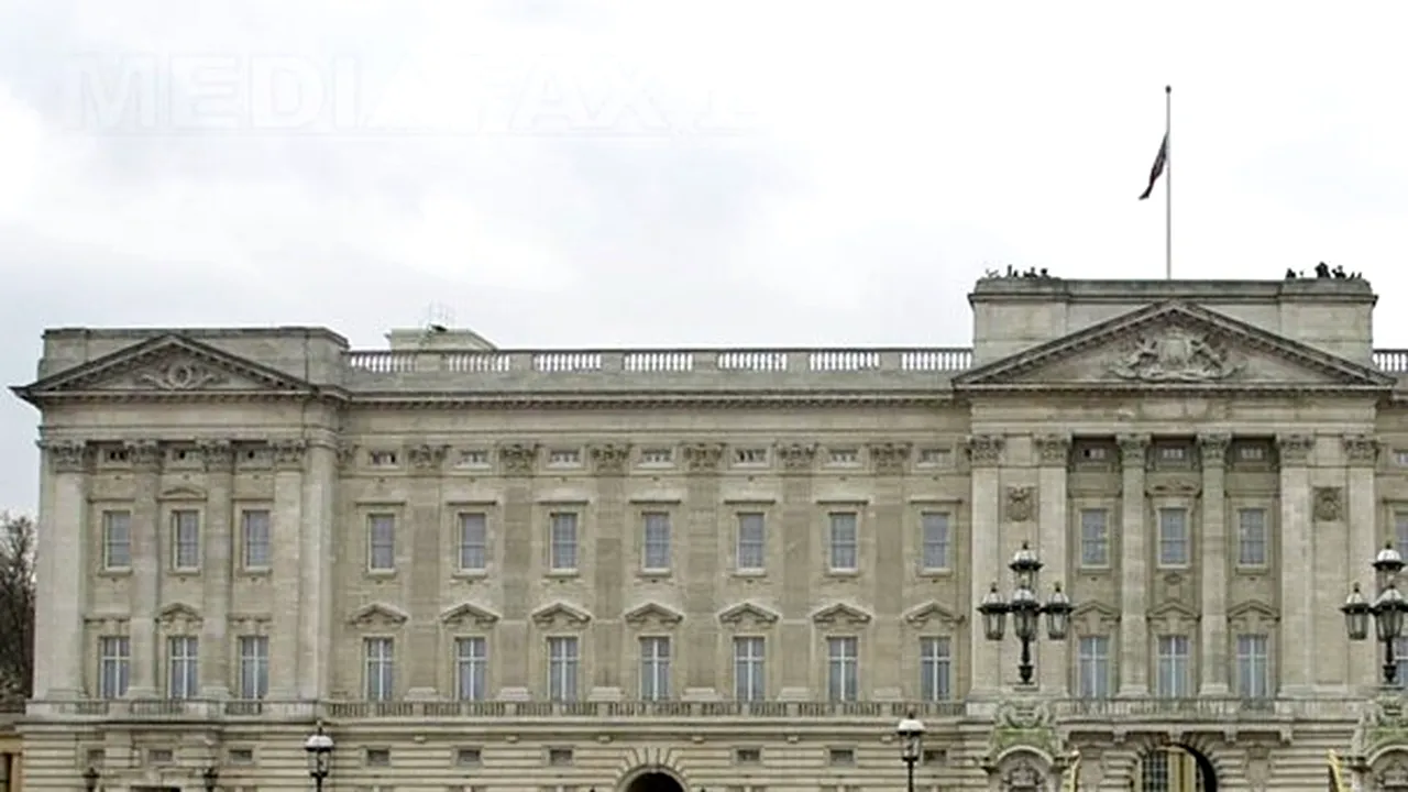 Un bărbat care a încercat să intre în Palatul Buckingham cu un cuţit, arestat la Londra