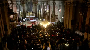 Sute de mii de credincioşi catolici din România au participat la slujba Învierii - FOTO